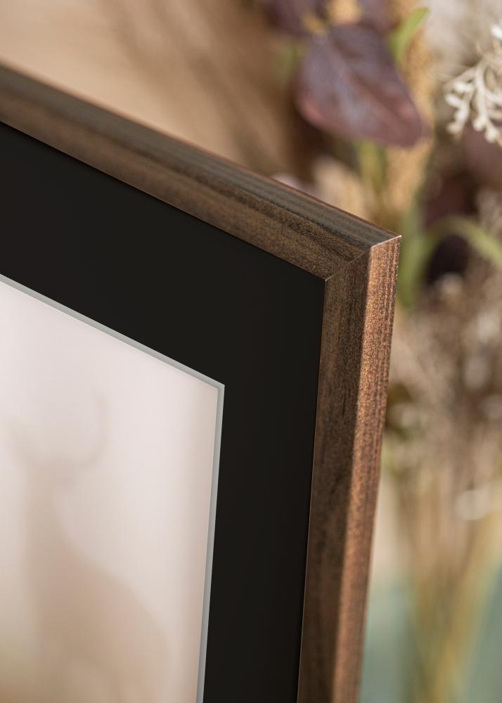 Ram med passepartou Frame Stilren Walnut 42x59.4 cm (A2) - Picture Mount Black 25x38 cm