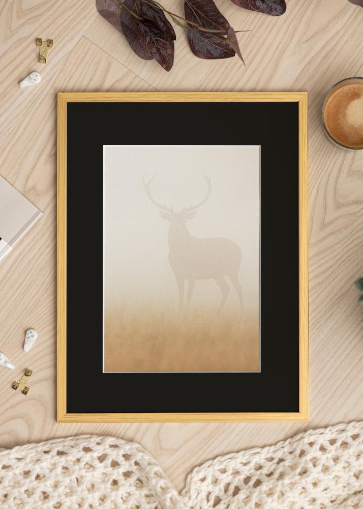 Ram med passepartou Frame Edsbyn Gold 30x40 cm - Picture Mount Black 20x28 cm